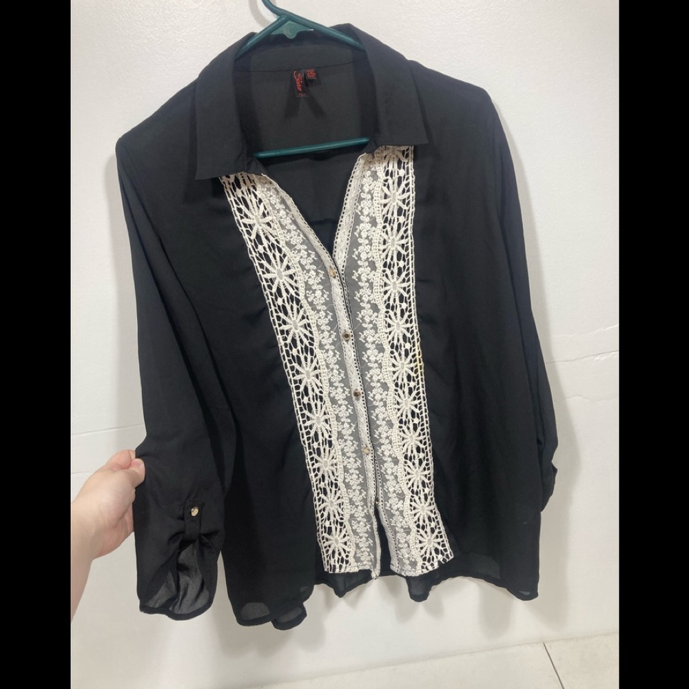 Black with White lace, 3/4 sleeve blouse size 2XL Sistar Brand. 
Button down